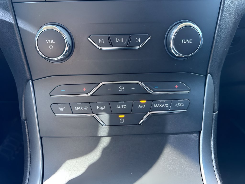 Used 2020 Ford Edge SE FWD image 20