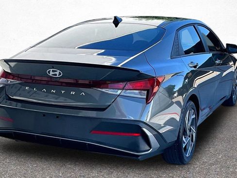 Used 2025 Hyundai Elantra Sport FWD image 7