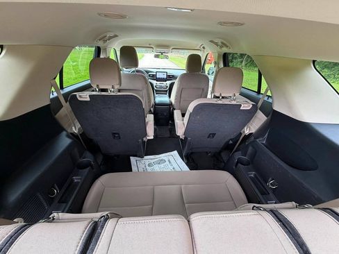 Used 2022 Ford Explorer XLT AWD/4WD image 2