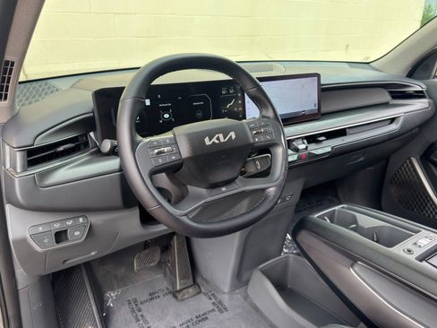 Used 2024 Kia EV9 Light Long Range RWD image 12
