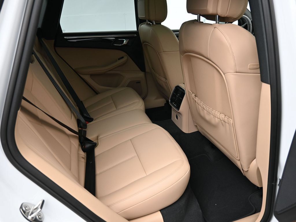 Certified 2025 Porsche Macan AWD/4WD image 10