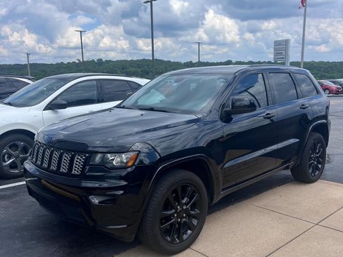 Used 2018 Jeep Grand Cherokee Altitude AWD/4WD image 2