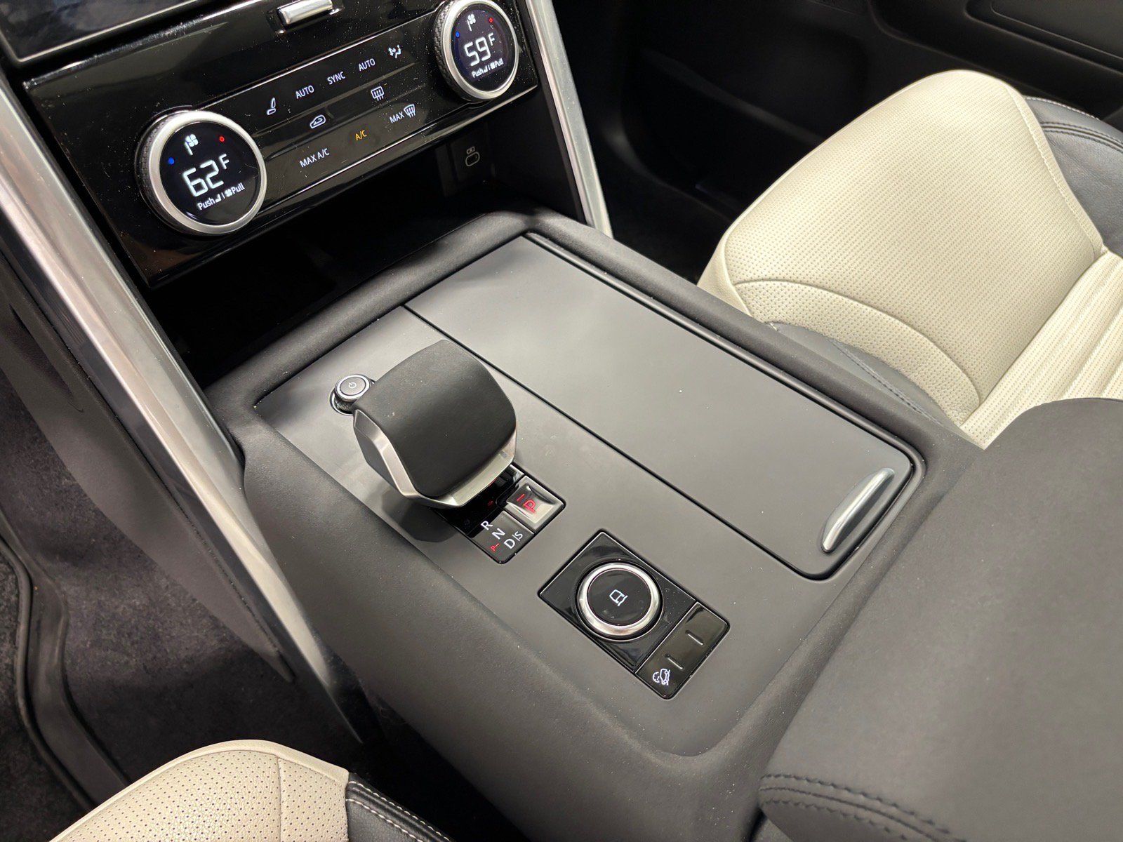 New 2025 Land Rover Discovery S AWD/4WD image 14