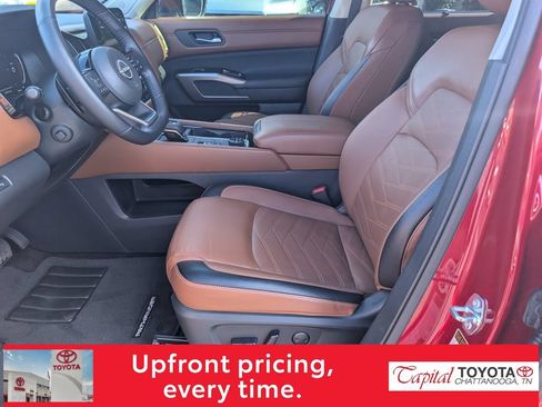 Used 2024 Nissan Pathfinder Platinum w/ Black Appearance Package AWD/4WD image 15