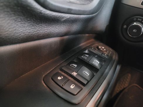 Used 2020 Jeep Cherokee Latitude Plus FWD image 27