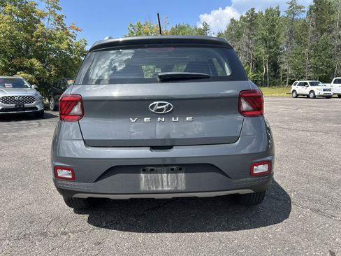Used 2024 Hyundai Venue SEL FWD image 5
