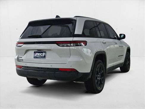 Used 2025 Jeep Grand Cherokee Laredo image 5