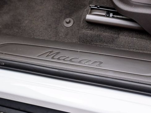 Certified 2026 Porsche Macan AWD/4WD image 13