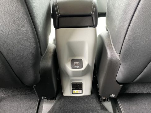 Used 2018 Jeep Renegade Limited w/ UConnect 8.4 Nav Group FWD image 40