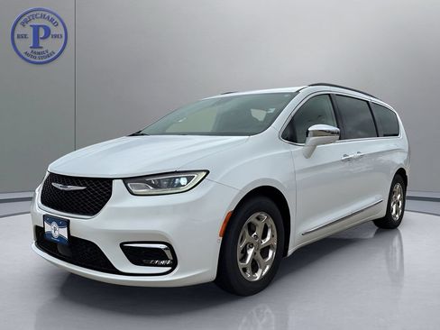 Used 2022 Chrysler Pacifica Limited FWD image 3