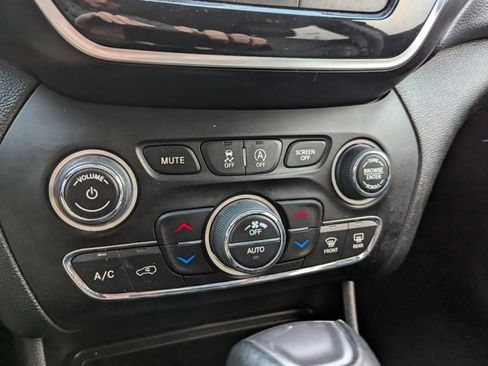 Used 2020 Jeep Cherokee Limited image 16