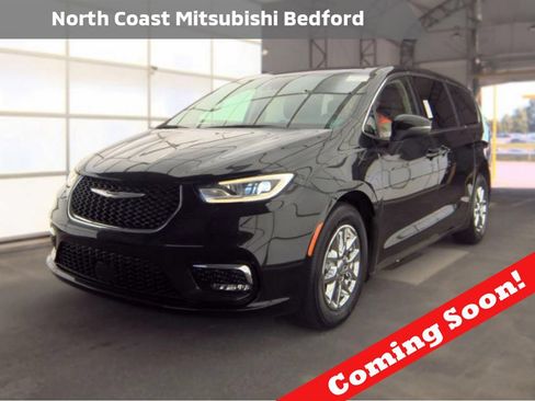 Used 2023 Chrysler Pacifica Touring-L FWD image 1