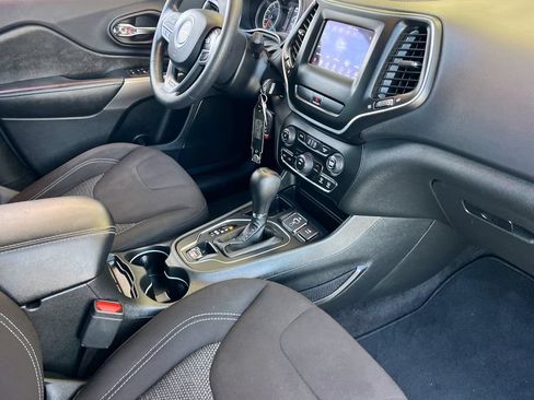 Used 2019 Jeep Cherokee Latitude w/ Popular Appearance Group FWD image 18