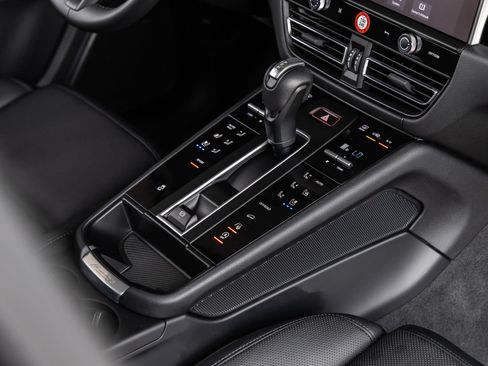 Certified 2026 Porsche Macan AWD/4WD image 33