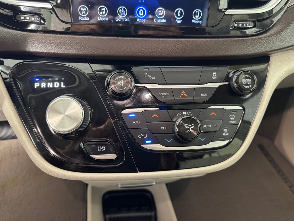 Used 2017 Chrysler Pacifica Touring-L Plus w/ Tire & Wheel Group FWD image 17
