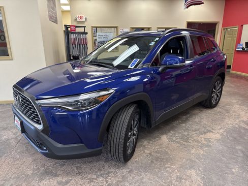 Used 2023 Toyota Corolla Cross XLE w/ Convenience Package image 3