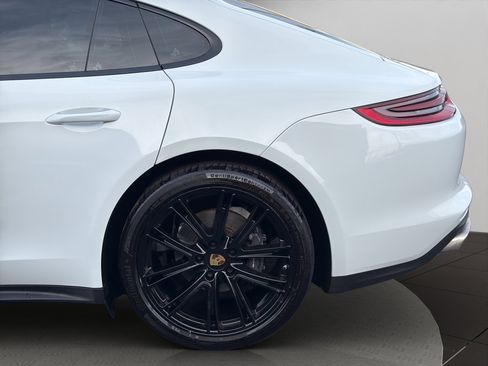 Used 2018 Porsche Panamera image 23