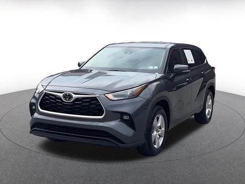 Used 2025 Toyota Highlander LE image 7