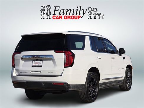Used 2024 GMC Yukon SLT w/ SLT Luxury Package image 4