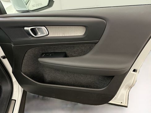 Used 2025 Volvo XC40 B5 Plus image 35