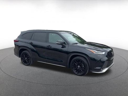 Used 2025 Toyota Highlander XSE AWD/4WD image 2