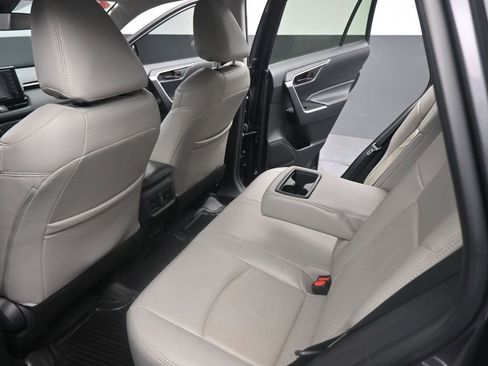 Used 2022 Toyota RAV4 LE image 15