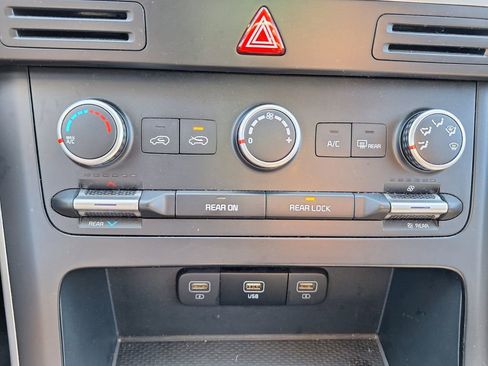 Used 2024 Kia Carnival LX image 17