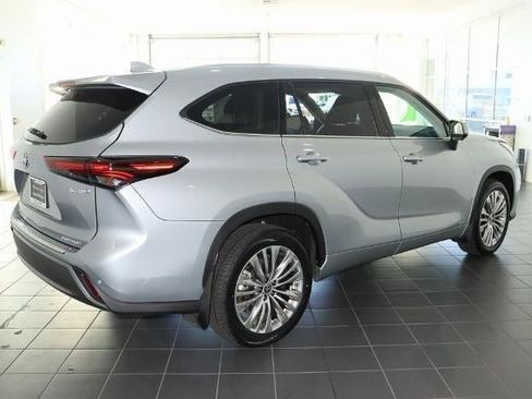 Used 2024 Toyota Highlander Platinum image 5