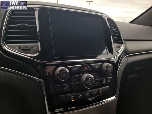 Used 2019 Jeep Grand Cherokee Limited image 21