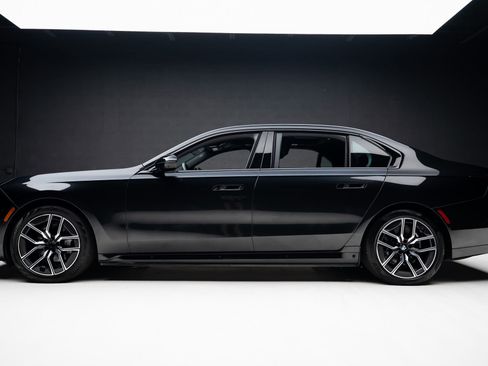 Used 2023 BMW i7 xDrive60 w/ Executive Package 2 AWD/4WD image 19