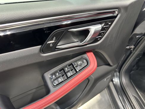 Certified 2025 Porsche Macan Macan image 16