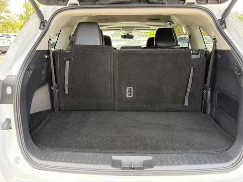 Certified 2025 Toyota Highlander XLE FWD image 30