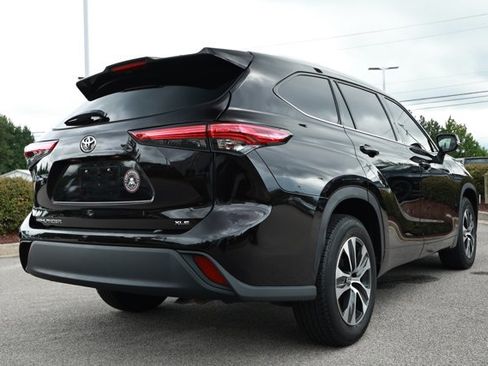 Used 2022 Toyota Highlander XLE FWD image 6