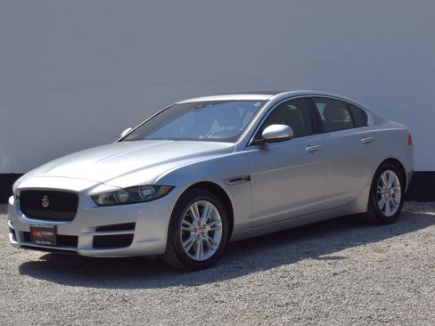 Used 2017 Jaguar XE Premium RWD image 8