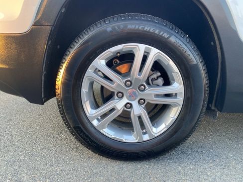 Used 2022 GMC Terrain SLE w/ Driver Convenience Package image 3