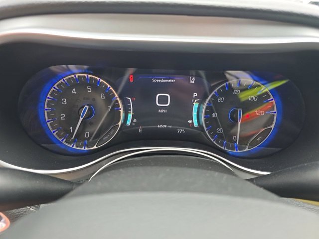 Used 2025 Chrysler Pacifica Limited FWD image 10