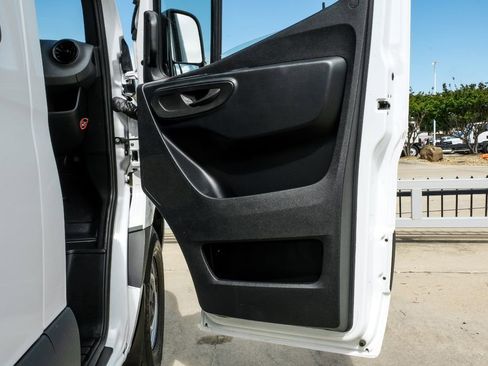 Used 2023 Mercedes-Benz Sprinter 2500 image 38
