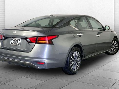 Used 2025 Nissan Altima 2.5 SV FWD image 13