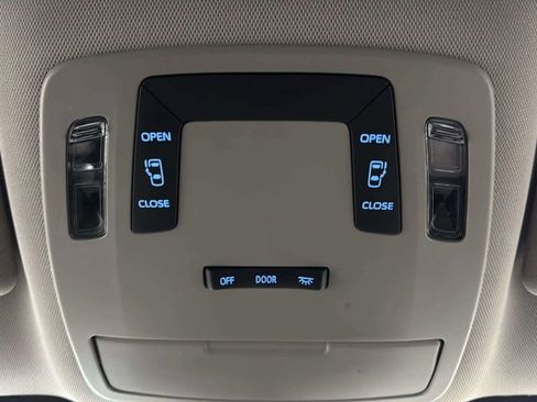 Used 2024 Toyota Sienna LE FWD image 32