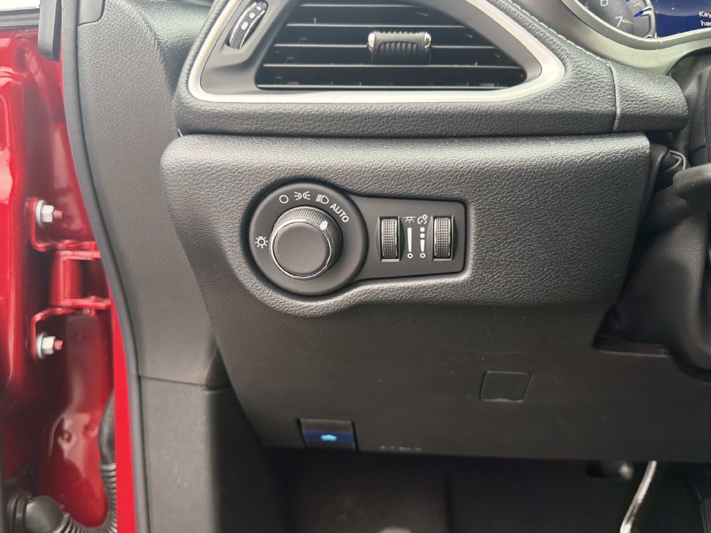 New 2027 Chrysler Pacifica Select AWD/4WD image 13
