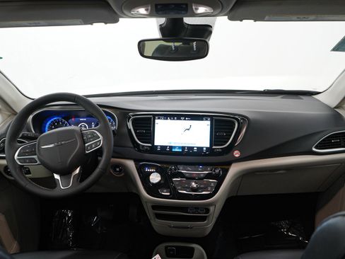 Used 2023 Chrysler Pacifica Touring-L FWD image 14