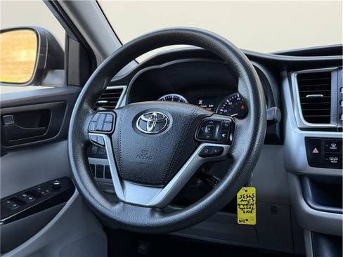 Used 2019 Toyota Highlander LE FWD image 11
