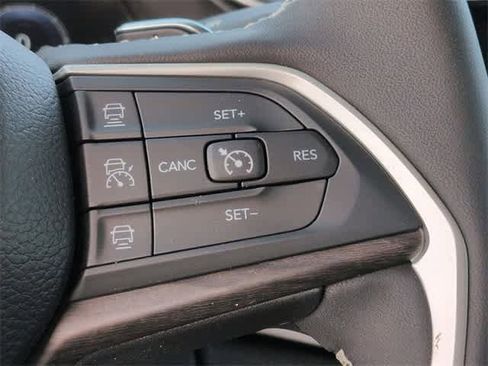 Used 2023 Jeep Grand Cherokee Limited image 25