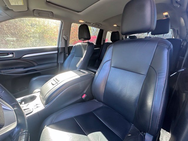 Used 2019 Toyota Highlander XLE AWD/4WD image 12