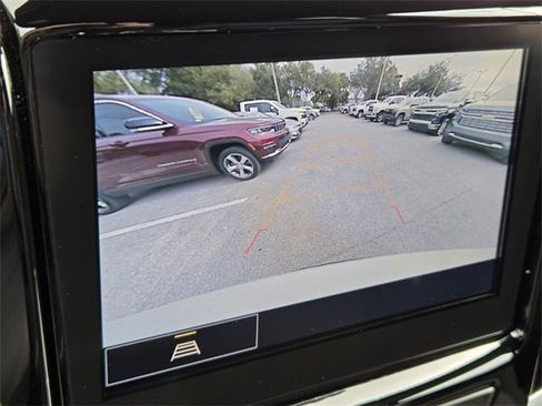 Certified 2023 Chevrolet Traverse LT image 32