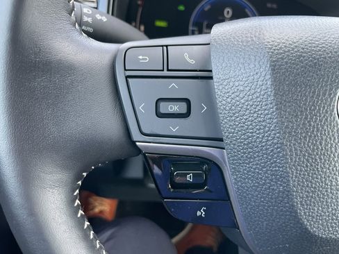 Used 2025 Toyota Camry SE image 19