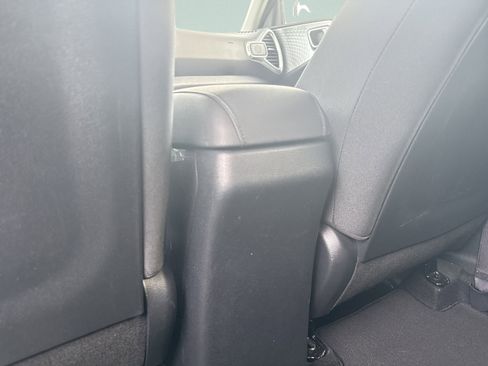 Used 2025 Kia Soul LX w/ LX Technology Package FWD image 27