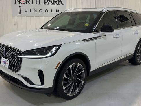 Used 2025 Lincoln Aviator Reserve w/ Illumination Package image 5