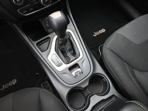 Used 2017 Jeep Cherokee Latitude FWD image 22