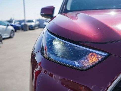 Used 2021 Toyota Highlander LE image 11